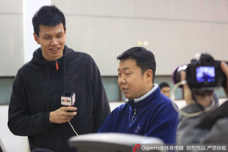 军旅传承:许钟豪变身记者对话大郅,八一队逆境中寻光 王治郅伸出手指,神情专注地在向围拢的队员们讲解战术跑位,许钟豪在一旁仔细聆听,周围的年轻面孔写满了对这位传奇前辈的信赖与崇拜。