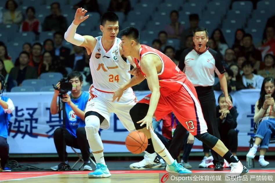 军旅悲壮一季的缩影:读秒绝杀未果,八一主场一分惜败广州 场边的八一队主教练阿的江眉头紧锁,双手抱胸,目光深邃地望着场内,仿佛在思索如何带领这支年轻的军旅走出泥潭。