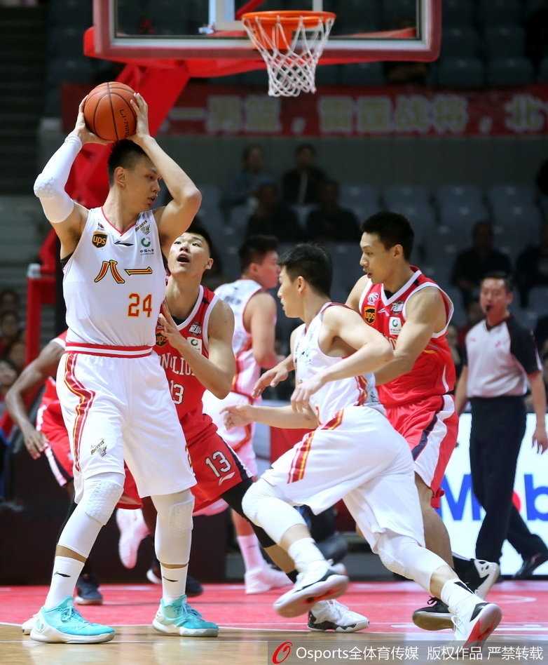 军旅悲壮一季的缩影:读秒绝杀未果,八一主场一分惜败广州 八一队许钟豪在对抗后失去重心,依然用柔和的手感将球抛向篮筐,这一瞬间凝固了军旅球员奋不顾身的拼搏精神。