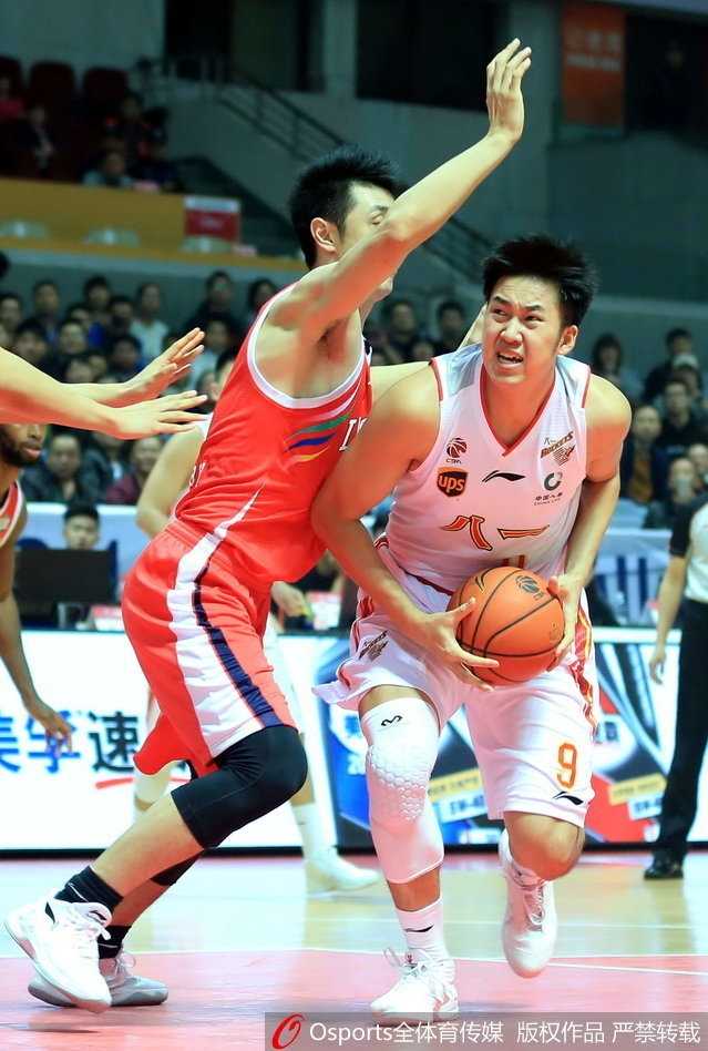 军旅悲壮一季的缩影:读秒绝杀未果,八一主场一分惜败广州 终场哨响后,广州龙狮队球员陈盈骏如释重负地握紧拳头,汗水浸透的球衣见证了他们这场来之不易的客场胜利。