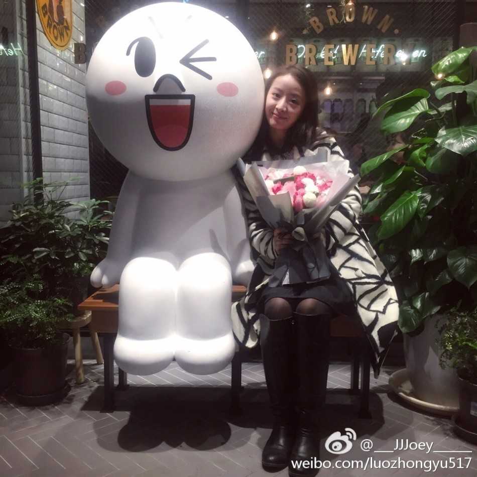 冠军背后的温柔力量:孙桐林与陪伴他援疆逐梦的清纯女友 孙桐林与女友甜蜜合影,他搞怪逗趣,身旁的女友则捂嘴轻笑,画面洋溢着幸福与宠溺的气息