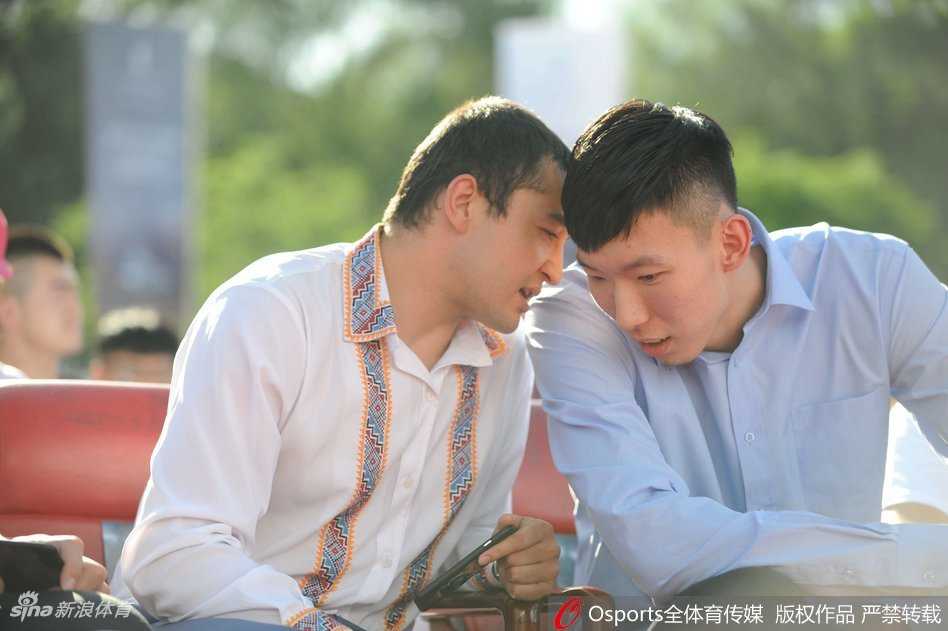 冠军荣耀铭刻天山:回看新疆男篮那年豪车授勋与热血征途 李根与周琦面对面站立交流,身后的李秋平指导双手背后,目光越过人群静静注视着崭新的车辆,仿佛在沉思下赛季的卫冕之路。