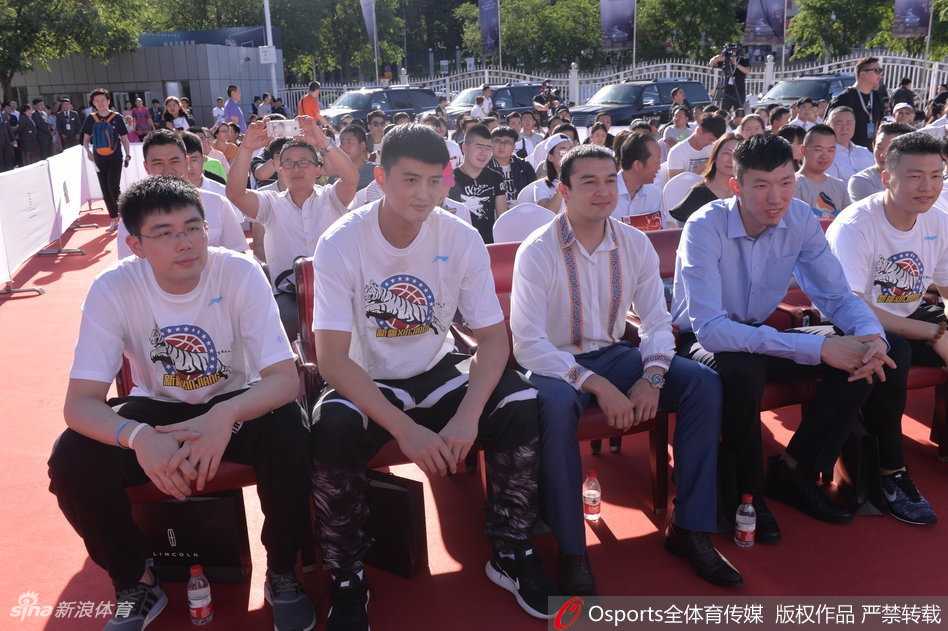 冠军荣耀铭刻天山:回看新疆男篮那年豪车授勋与热血征途 队长可兰白克站在崭新的豪车旁,笑得合不拢嘴,那份发自内心的自豪与快乐感染着在场的每一个人,这是属于冠军的灿烂笑容。