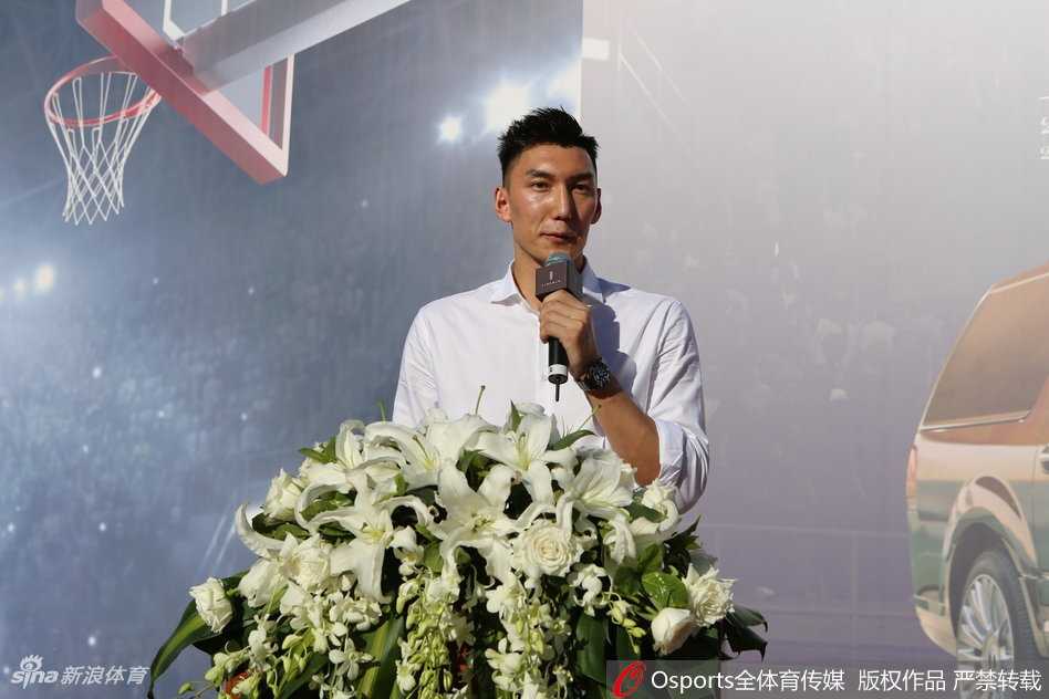 冠军荣耀铭刻天山:回看新疆男篮那年豪车授勋与热血征途 侯伟手持话筒站在台前发表感言,身后是巨大的冠军背景板,他目光坚定,仿佛正在描绘新疆男篮未来的宏伟蓝图。