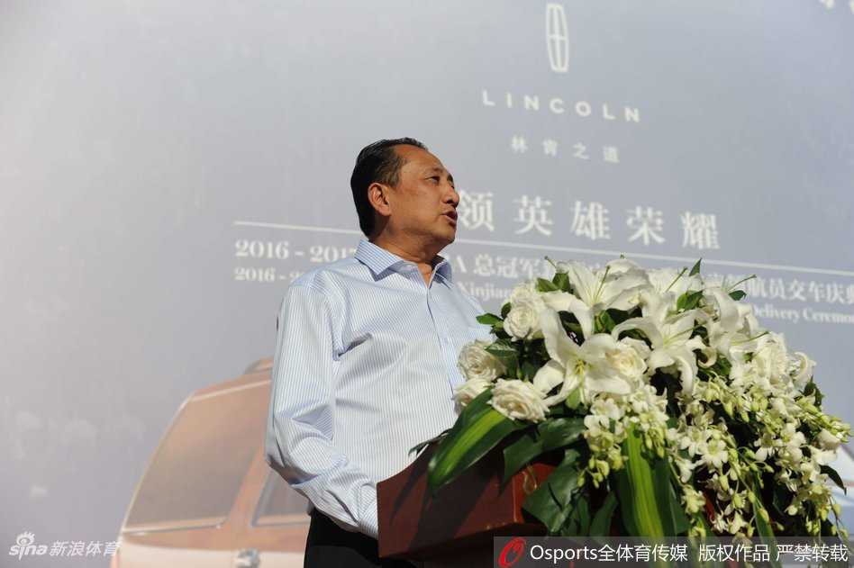 冠军荣耀铭刻天山:回看新疆男篮那年豪车授勋与热血征途 西热力江亲密地搂着周琦的肩膀,两人边走边窃窃私语,周琦面带微笑认真倾听,兄弟情谊在豪车旁显得格外温暖。