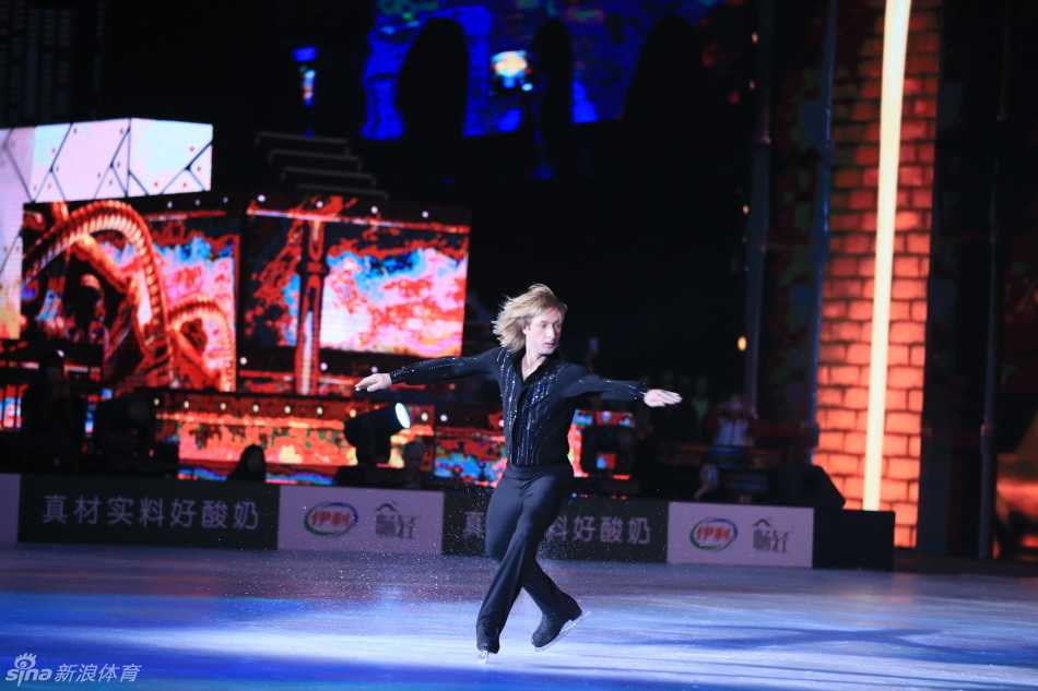 加拿大花滑名宿科特-布朗宁在镜头前留下灿烂笑容，他身穿休闲运动外套，神态轻松，仿佛在享受这场冰雪与音乐交织的盛会。