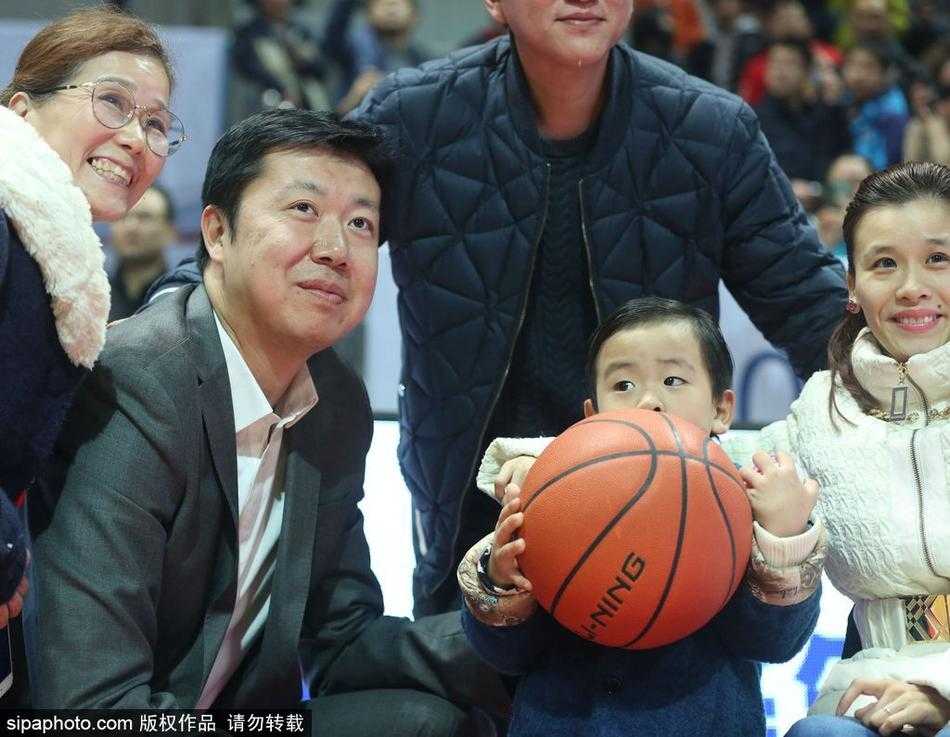 冬日暖阳照耀雅戈尔 桑兰携子观战与王治郅温情重逢 王治郅伸手轻轻摸了摸桑兰儿子的脸蛋,小家伙毫不认生,天真无邪的笑容感染了周围所有人,场面温馨有爱。