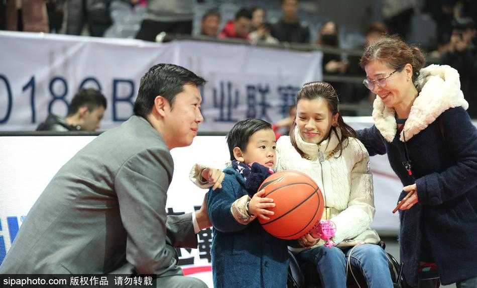 冬日暖阳照耀雅戈尔 桑兰携子观战与王治郅温情重逢 桑兰与丈夫黄健并肩坐在看台上,黄健神情专注地望向球场,桑兰则低头与怀中的儿子亲昵互动,一家三口其乐融融。