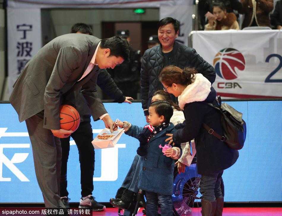 冬日暖阳照耀雅戈尔 桑兰携子观战与王治郅温情重逢 桑兰面带温柔笑意坐在看台上,丈夫黄健细心地为她调整着大衣的领口,身旁年幼的儿子黄鹏瞪着好奇的大眼睛打量着球场内的喧嚣。