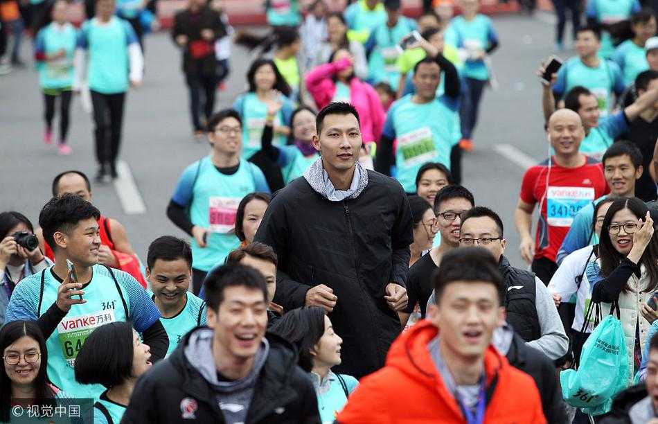 冬日莞马燃情开跑 易建联携广东男篮众将助阵添彩 易建联在马拉松人群中露出爽朗笑容,他与周围的跑友轻松互动,冬日的寒风也吹不散现场的欢乐气息