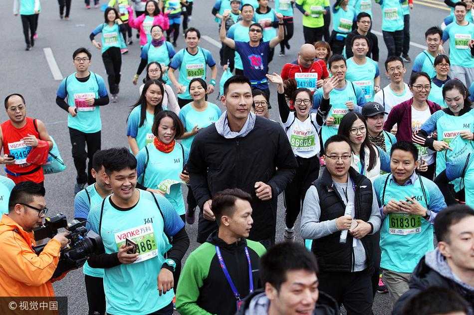 冬日莞马燃情开跑 易建联携广东男篮众将助阵添彩 广东男篮的队员们集体行进在马拉松赛道上,他们高大的身影在人群中格外醒目,正享受着难得的赛场外相聚时光