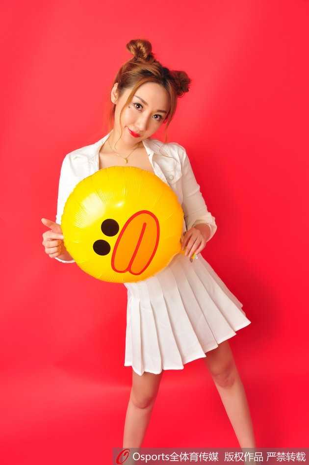 冬日里的暖阳:山东高速篮球宝贝演绎力与美之歌 队员轻倚在布满岁月痕迹的红砖墙前,修长的双腿线条在黑色短裤的衬托下格外吸睛,双手轻插口袋的姿态透露出青春特有的慵懒与自信。