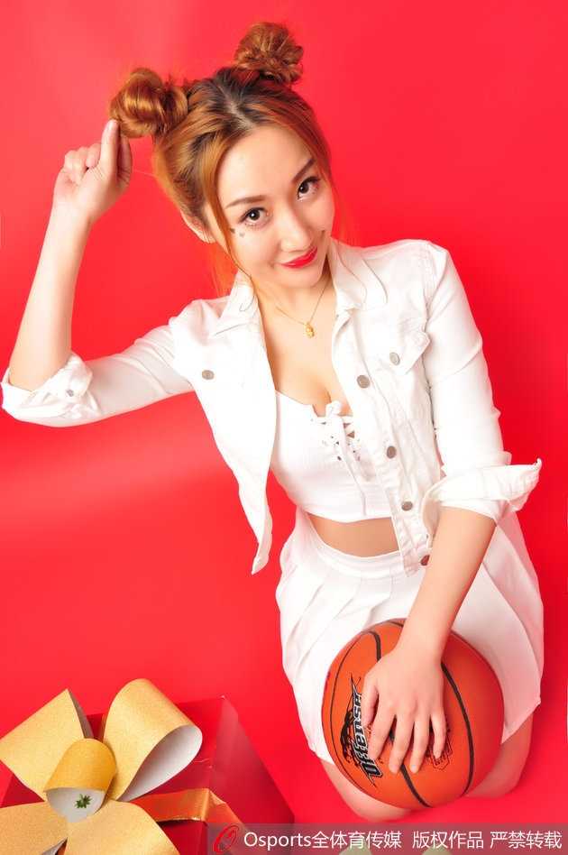 冬日里的暖阳:山东高速篮球宝贝演绎力与美之歌 冬日的暖阳洒在姑娘们身上,一位队员身着简洁的白色吊带,搭配利落的黑色长裤,波浪短发轻拂面颊,展现出一种随性又不失性感的时尚魅力。