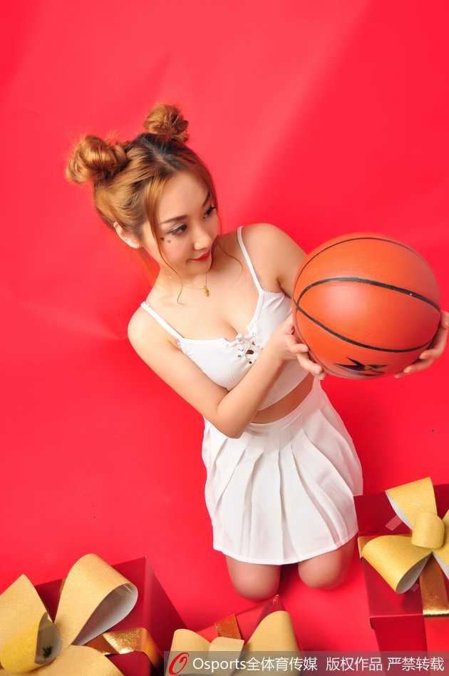 冬日里的暖阳:山东高速篮球宝贝演绎力与美之歌 镜头拉远,展现了这位篮球宝贝的全身造型。她静立于角落,高挑匀称的身材比例一览无余,简单的黑白搭配在她身上显得高级感十足,一双笔直修长的美腿更是让她气场全开。