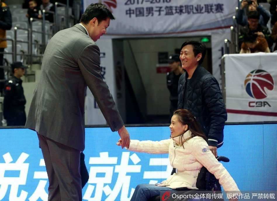 冬日里的温暖邂逅:桑兰携子观战CBA,王治郅赛场送问候 身披八一队外套的王治郅弯下腰来,目光柔和地与坐在轮椅上的桑兰交谈,他面带微笑,如同老朋友一般亲切,桑兰则抬头认真倾听,画面充满了温情。