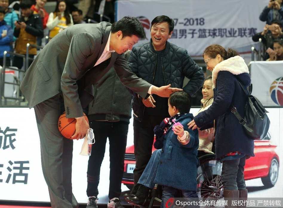 冬日里的温暖邂逅:桑兰携子观战CBA,王治郅赛场送问候 桑兰坐在轮椅上,脸上洋溢着灿烂的笑容,她身边的儿子好奇地望着球场方向,母子俩正在等待一场篮球盛宴的开始。