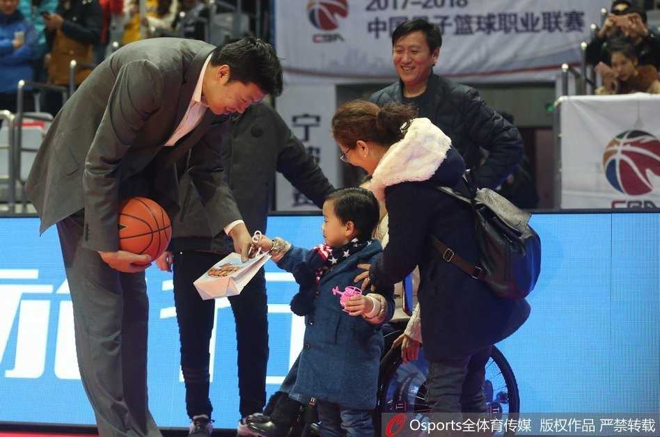 冬日里的温暖邂逅:桑兰携子观战CBA,王治郅赛场送问候 画面中是王治郅与桑兰交流的特写,大郅的眼中满是关切,他耐心地听桑兰说话,周围的喧嚣仿佛与他们无关,只有体育精神在静静流淌。