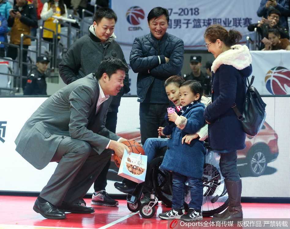 冬日里的温暖邂逅:桑兰携子观战CBA,王治郅赛场送问候 王治郅站在场边,正在给八一队的年轻球员布置战术,他的表情专注而认真,手里比划着跑位路线,身后的球馆灯光将他的身影拉得很长。