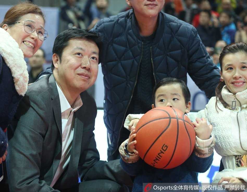 冬日里的温暖邂逅:桑兰携子观战CBA,王治郅赛场送问候 交流结束后,王治郅挥手与桑兰母子道别,准备返回教练席。桑兰的儿子挥手回应,这一幕温馨至极,仿佛冬日里的一抹暖阳,照亮了整个球场。
