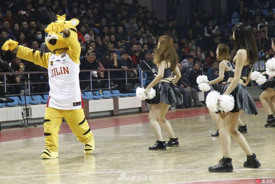 冰与火之歌:吉林寒夜里的激情碰撞,啦啦宝贝与“东北虎”共舞 比赛结束后,啦啦宝贝与东北虎吉祥物在空荡的球场边合影留念,女孩用手轻抚老虎的大头,眼神中流露出对这片场地的眷恋。