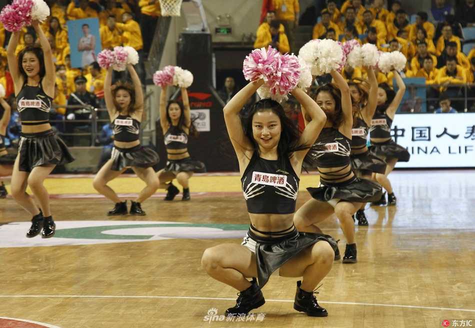 冰与火之歌:吉林寒夜里的激情碰撞,啦啦宝贝与“东北虎”共舞 啦啦宝贝在赛场中央露出灿烂笑容,身旁的东北虎吉祥物憨态可掬地挥舞着爪子,仿佛在为即将到来的激战加油助威。