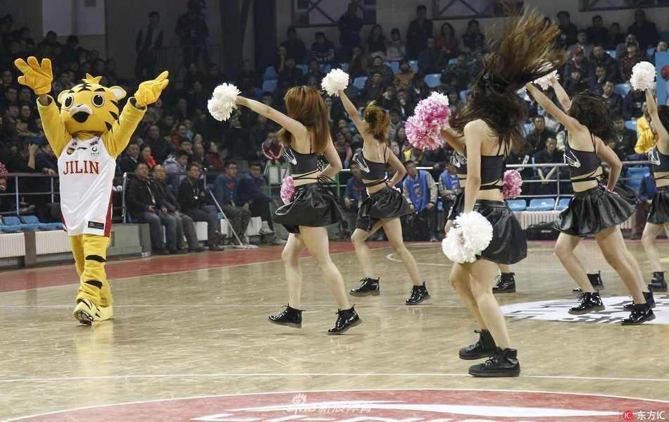 冰与火之歌:吉林寒夜里的激情碰撞,啦啦宝贝与“东北虎”共舞 动感音乐中,啦啦宝贝高高跃起,马尾辫在空中划出活力的弧线,身后的“东北虎”吉祥物也模仿着笨拙地跳起,场面既诙谐又充满青春气息。