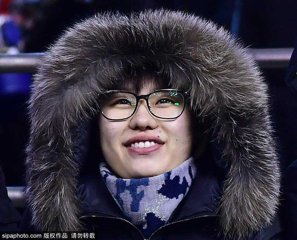 一家三口球迷全副武装地坐在一起，父母把孩子紧紧护在中间，三人统一的厚重冬装和头顶的棉帽，组成了一道抵御严寒的温馨人墙，将家庭的爱与对球队的支持一同融入了这个冰冷的冬夜。