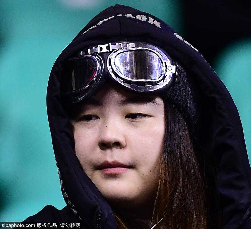 镜头拉远，整个看台仿佛被一层厚厚的冬装覆盖，观众们五颜六色的羽绒服和棉帽像拼图一样填满了每一个座位。尽管天气寒冷，但座无虚席的看台证明了篮球的魅力，足以驱散冬夜的严寒。