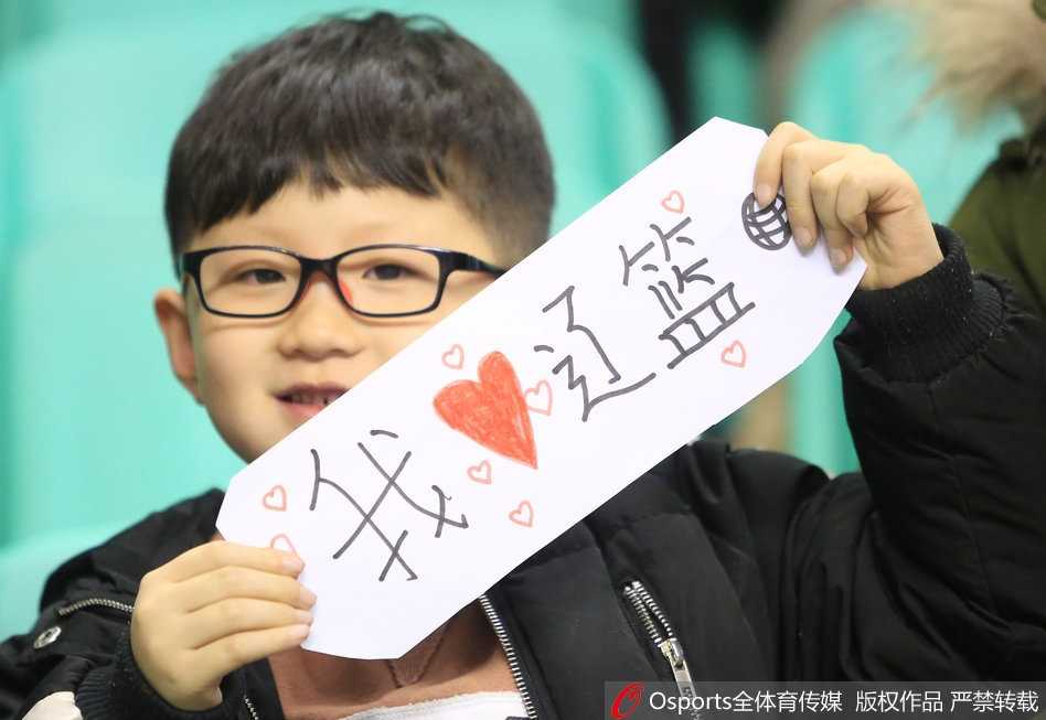 冰火之歌:辽篮主场大胜夜,小球迷暖心上演“真情告白” 一位戴着白色毛线帽的小朋友,脸庞被冻得红扑扑的,却依然高举着自制的应援牌,上面稚嫩的笔迹写满了对辽宁男篮的喜爱,纯真的眼神紧紧追随着场内球员的一举一动。