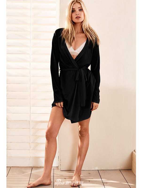 冰雪女王与篮球斗士:艾尔莎·霍斯卡的北欧静谧之美 艾尔莎在厨房的一角回眸,光影交错间,她的侧影曼妙而优雅,背景的瓶罐碗碟也为这幅画面增添了几分亲切的生活烟火气。