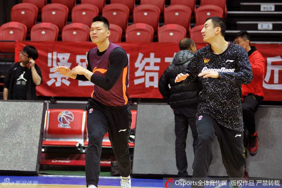 决战前夕的粤式松弛:广东宏远总决赛备战“表情包”大赏 易建联在训练中露出顽皮笑容,舒展的眉宇间看不见总决赛的凝重,反而像个期待春游的大孩子,轻松氛围感染全场