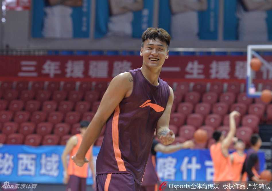 决战前夕的粤式松弛:广东宏远总决赛备战“表情包”大赏 杜锋指导在场边露出神秘莫测的微笑,眼中闪烁着战术家的光芒,仿佛一切尽在掌握,胸有成竹地静待大战开启