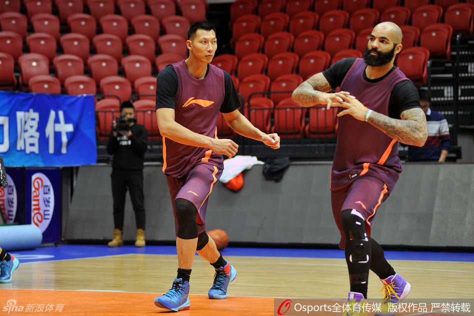 决战前夕的粤式松弛:广东宏远总决赛备战“表情包”大赏 外援斯隆在训练中挤眉弄眼搞怪不断,轻松的气氛让他彻底放飞自我,仿佛不是在备战总决赛而是在参加全明星周末