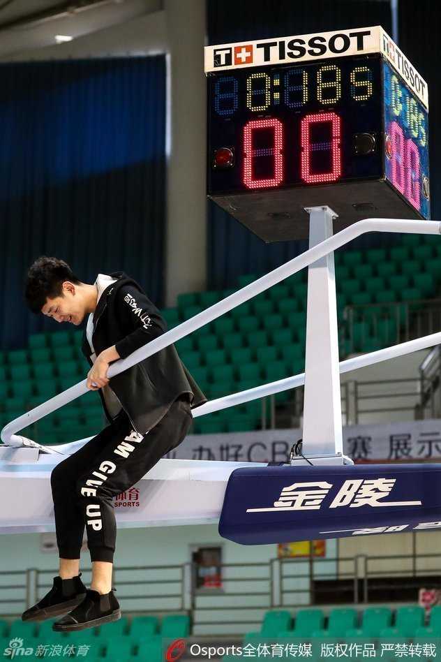 决战前夕的精准脉搏:本溪赛场二十四秒计时器调试全纪实 本溪主场巨大的记分牌和二十四秒计时器在赛前灯光下静静伫立,技术人员仰头凝视,仿佛在与时间进行一场无声的对话,红色的数字尚未点亮,却已蓄势待发。