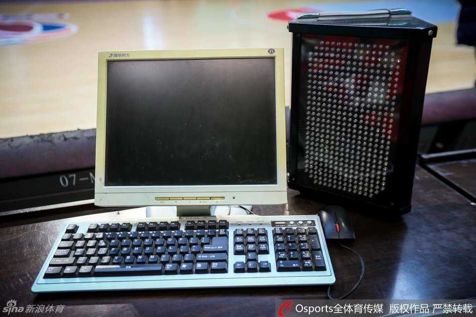 决战前夕的精准脉搏:本溪赛场二十四秒计时器调试全纪实 技术台桌面上,各类控制器和信号灯密密麻麻,一双戴着白手套的手正稳健地操作着二十四秒计时器的复位按钮,指尖的每一次触碰,都关乎着场上十名球员的进攻节奏。