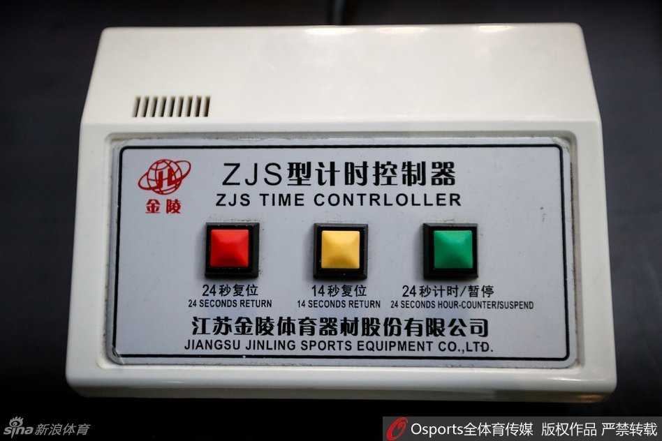 决战前夕的精准脉搏:本溪赛场二十四秒计时器调试全纪实 明亮的体育馆内,高大的篮架下,记录台的工作人员正在进行最后的设备确认,巨大的CBA标志悬挂在背景板上,一切准备就绪,静待开场哨音的响起。