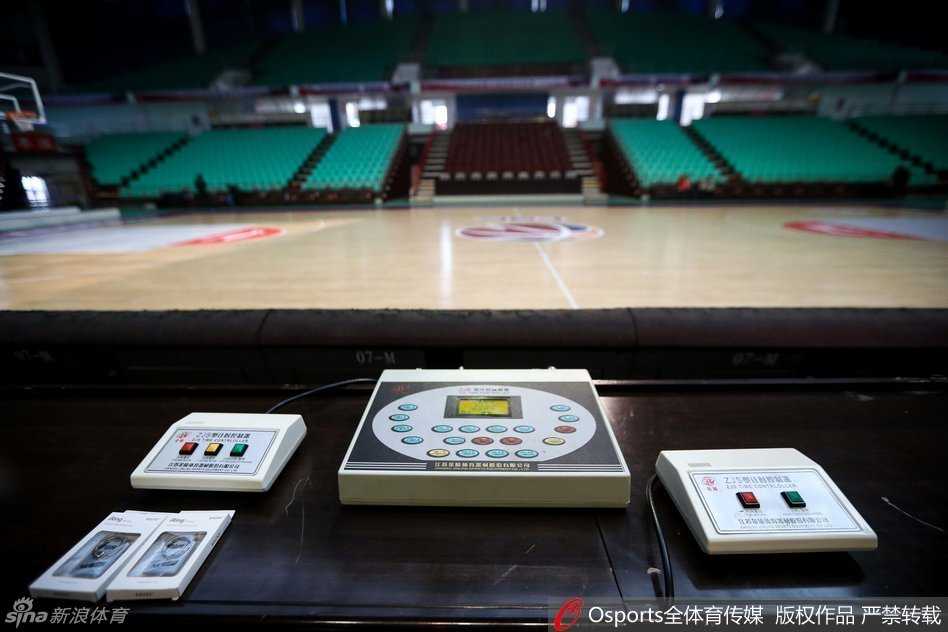 决战前夕的精准脉搏:本溪赛场二十四秒计时器调试全纪实 技术人员弯下腰,目光专注地审视着计时器控制主机背后的复杂线路,手中的螺丝刀轻轻调整着接口,仿佛外科医生在进行一场精密的手术,确保电子信号的每一次跳动都准确无误。