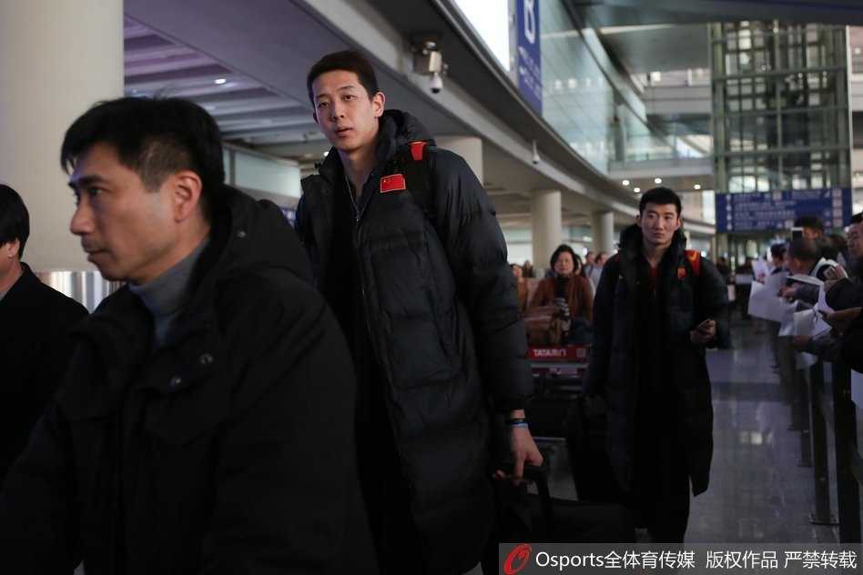 凯旋归来话征程:李楠王哲林谈笑风生背后的男篮红队新气象 从另一个角度看去,李楠和王哲林在等待行李的间隙交流甚欢,李指导用手比划着,似乎在与大王复盘比赛中的某个精彩瞬间。