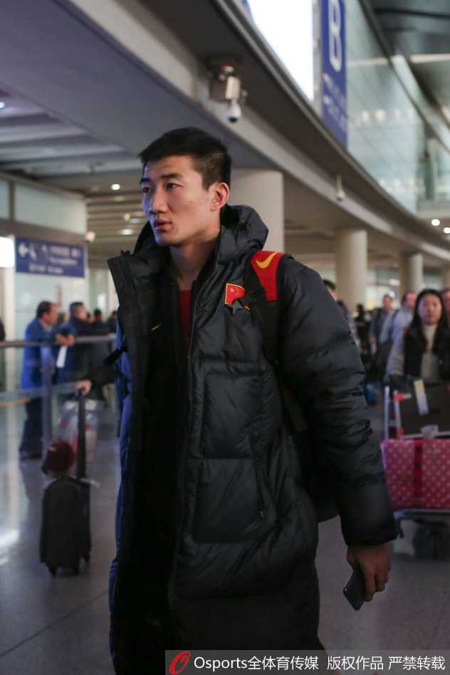 凯旋归来话征程:李楠王哲林谈笑风生背后的男篮红队新气象 王哲林身穿红色国家队队服,尽管经历了漫长的赛季和激烈的世预赛,但他在行李传送带旁依然显得精神饱满,与队友说笑。