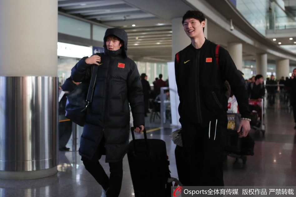 凯旋归来话征程:李楠王哲林谈笑风生背后的男篮红队新气象 在航站楼内,王哲林独自推着满载行李的手推车,手腕上似乎还缠着保护绷带,但脸上轻松的神情预示着伤势无碍,也预示着心情大好。