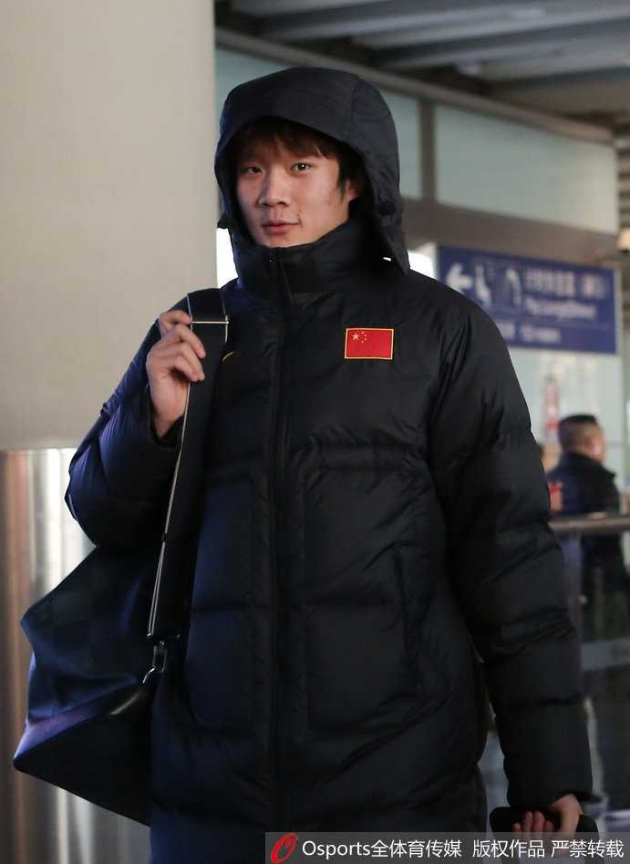 凯旋归来话征程:李楠王哲林谈笑风生背后的男篮红队新气象 李楠指导在人群中显得格外从容,他一边推车一边观察着周围的队员,这位昔日的“小李飞刀”正用自己的方式将这支队打造成一支纪律严明的“铁军”。