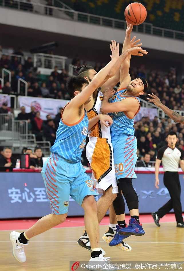 刘冠岑零秒绝杀掀翻卫冕冠军,山西主场116比114终结新疆 山西队曾令旭运球突破新疆队的防线,面对俞长栋的补防毫无惧色,用一记节奏变化后的抛投为球队续上关键分数。