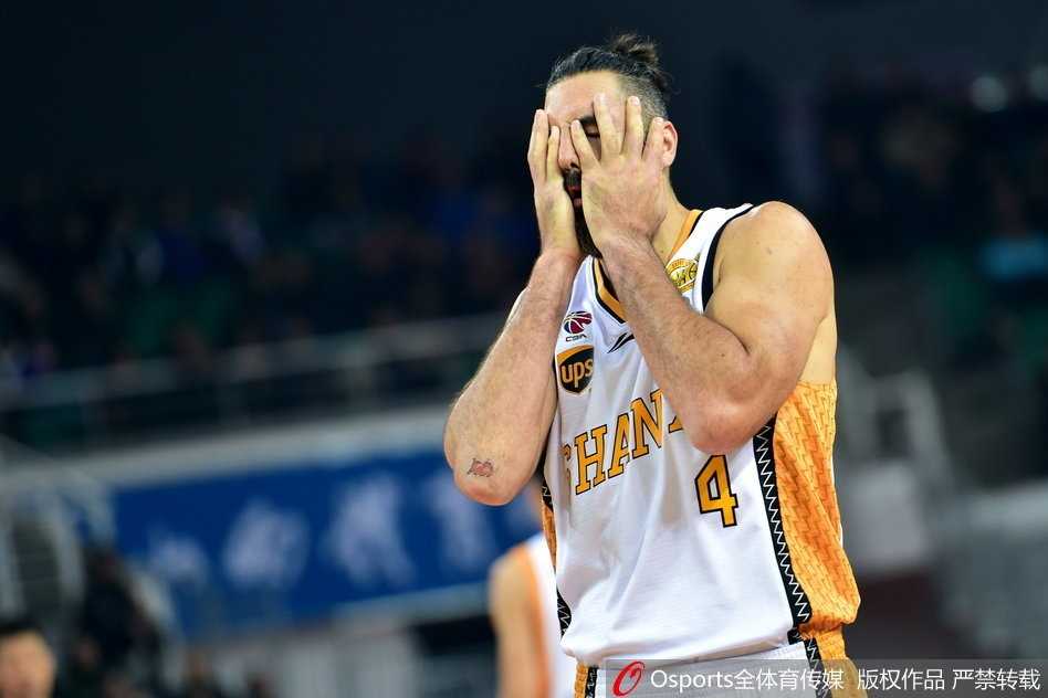 刘冠岑零秒绝杀掀翻卫冕冠军,山西主场116比114终结新疆 比赛结束后,技术台记录板上显示着一百一十六比一百一十四的最终比分,这组简单的数字背后,是一场充满戏剧性的史诗对决。