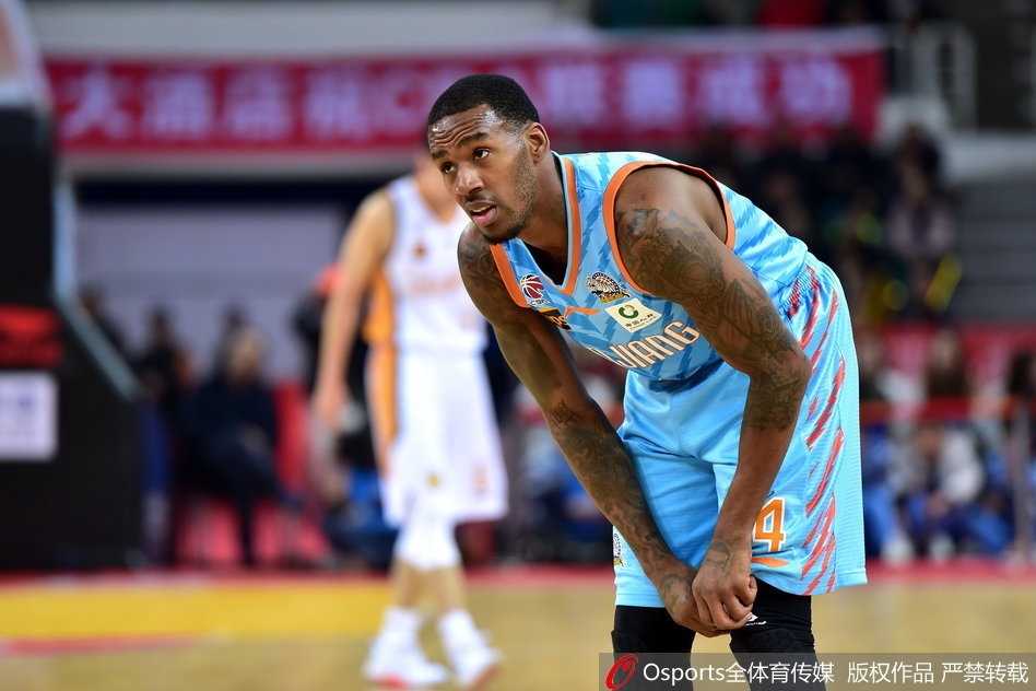 刘冠岑零秒绝杀掀翻卫冕冠军,山西主场116比114终结新疆 山西队球员在主场球迷的欢呼声中围在一起振臂高呼,这一场来之不易的胜利让全队的士气达到了顶点,他们的脸上写满了骄傲。