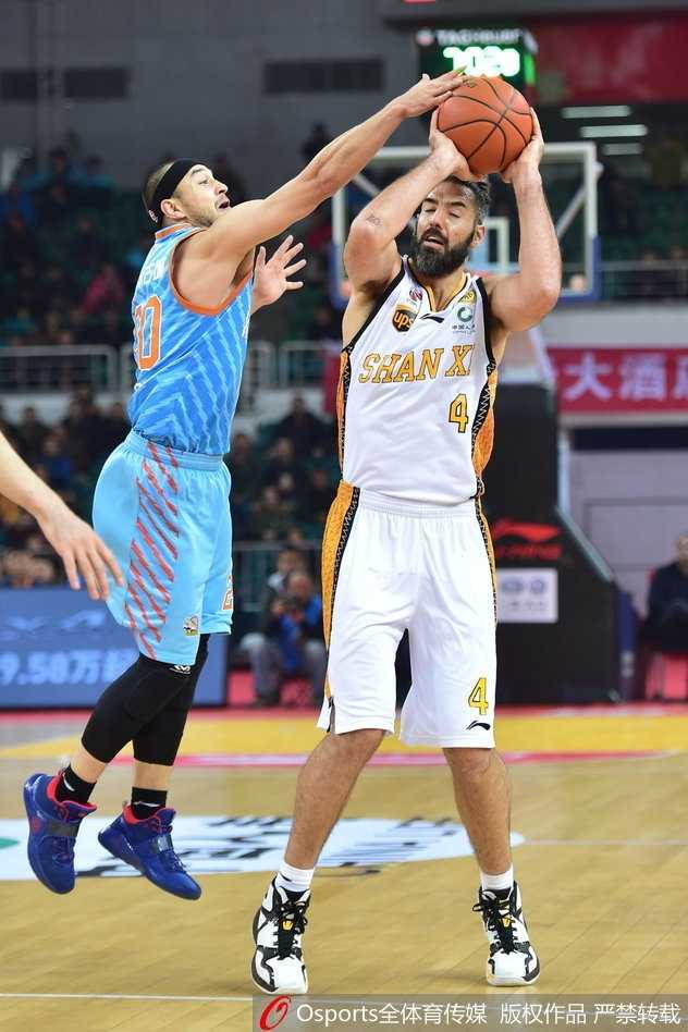 刘冠岑零秒绝杀掀翻卫冕冠军,山西主场116比114终结新疆 刘冠岑完成绝杀后,激动地挥舞着手臂,身边的队友们疯狂地冲向他,这一刻,他是太原城的英雄,整个球馆都为他陷入疯狂。