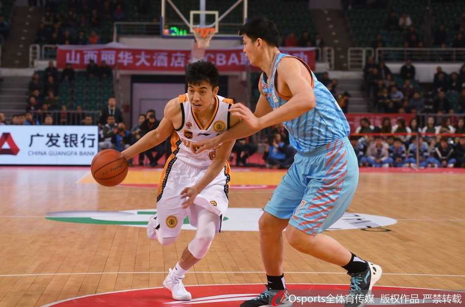 刘冠岑零秒绝杀掀翻卫冕冠军,山西主场116比114终结新疆 山西外援斯科拉在新疆队高大内线的围堵下,依然强硬地用梦幻脚步将球放进篮筐,眼神中充满了必胜的信念。