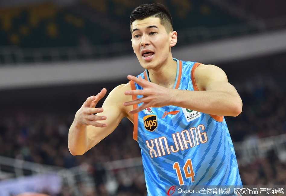 刘冠岑零秒绝杀掀翻卫冕冠军,山西主场116比114终结新疆 新疆队外援亚当斯在失去重心的情况下依然强行出手三分,他的眼中燃烧着不甘的火焰,砍下全场最高的五十一分却仍难救主。