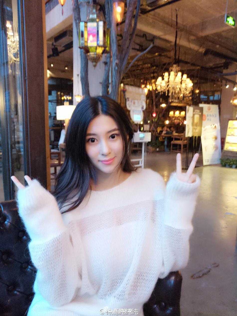 刘晓宇与钟鹿纯:篮坛金童玉女的浪漫情缘 钟鹿纯身穿白色清新吊带裙,在海边回眸一笑,温柔的海风轻拂她的发丝,尽显优雅女神范儿。