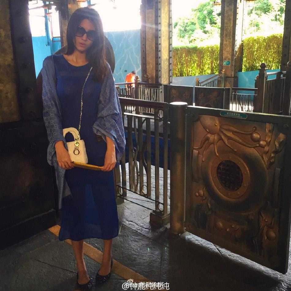 刘晓宇与钟鹿纯:篮坛金童玉女的浪漫情缘 钟鹿纯身穿绿色休闲外套,坐在室内享受着悠闲时光,五官立体精致,眼神清澈明亮,宛如画中走出的优雅女神。