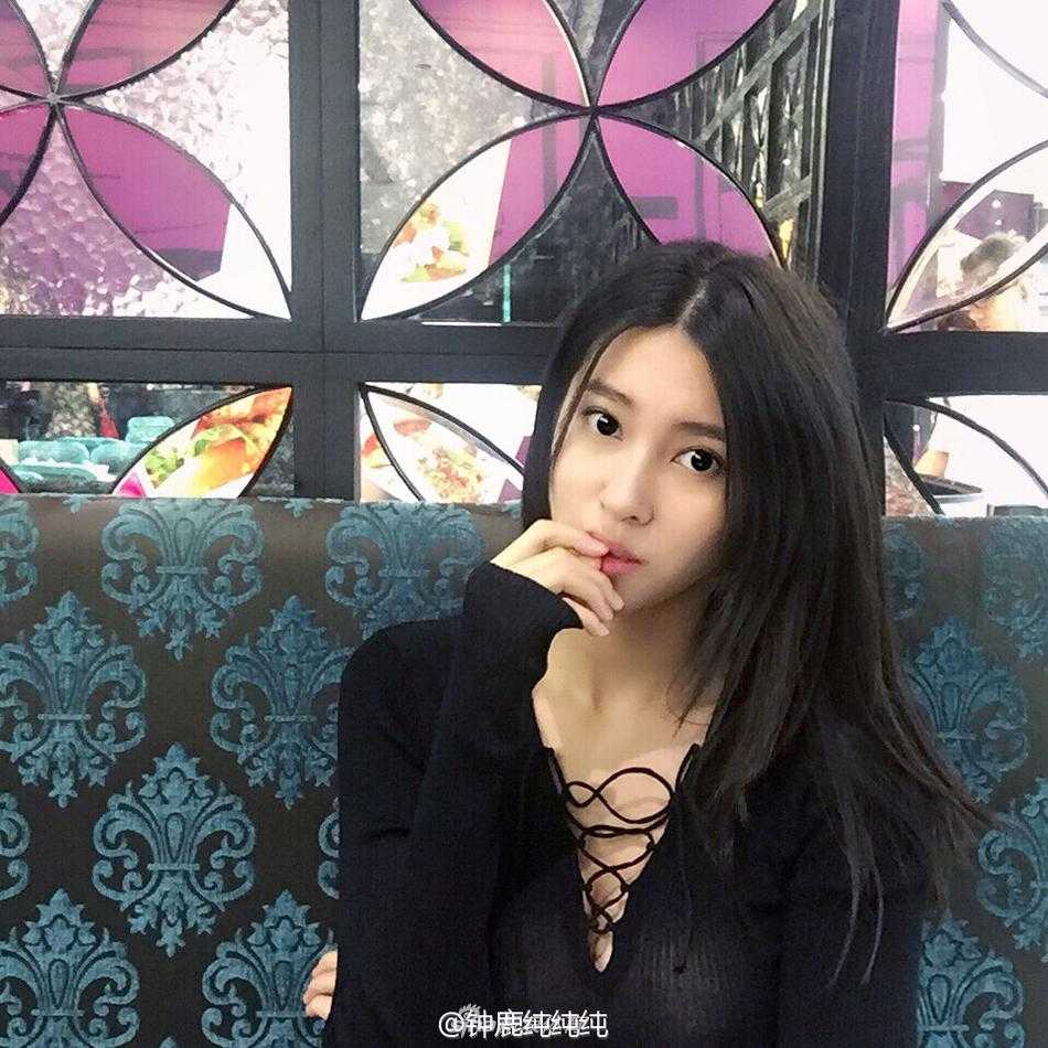 刘晓宇与钟鹿纯:篮坛金童玉女的浪漫情缘 钟鹿纯身穿黑色紧身运动装,展现出平坦的小腹和完美的身体曲线,正专注地进行锻炼,散发着健康阳光的运动活力。